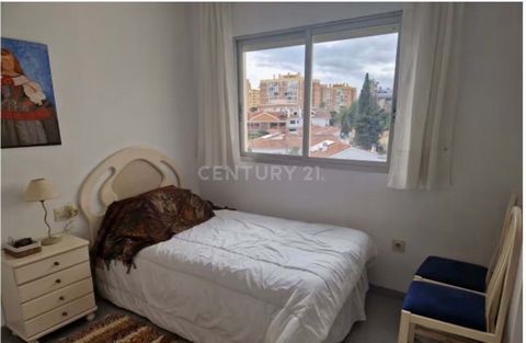 Piso en benalmádena, este magnifico piso se encuentra en miramar oasis, en una residencia estupenda totalmente cerrada a pocos kilómetros de la playa. Este piso se compone de 68m2: dos habitaciones como podéis observar están sin amueblar para ponerlo...