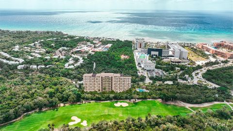 Se encuentra a 450 metros del mar, a 3 minutos del acceso al club de playa privado “COSTA RESIDENCES BEACH CLUB” y a 4 minutos del acceso libre a playa para condóminos, departamentos con vistas al campo de golf, reserva natural y vista al mar a parti...