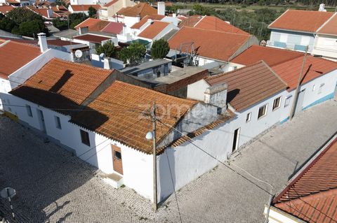 Identificação do imóvel: ZMPT561523 In the village of Canha, municipality of Montijo, we find this traditional villa for refurbishment. The property results from the annexation of 2 houses connected to each other, thus resulting in a potential for re...