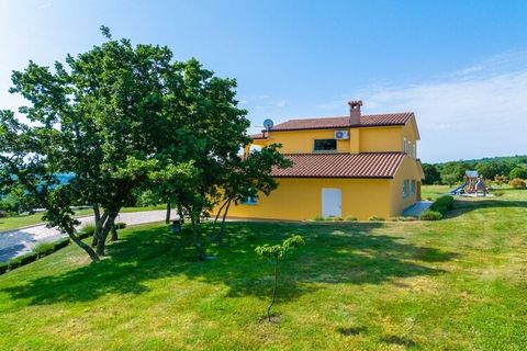 Cette maison de vacances a une superficie totale de 190m2 sur deux étages. Au rez-de-chaussée, il y a une cuisine entièrement équipée avec garde-manger et un salon conditionné à l'air avec table à manger. Il y a aussi une chambre pour les enfants ave...