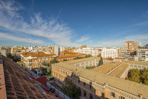 Prachtige penthouse in de prestigieuze wijk Almagro, gelegen in een rustige, groene straat. Deze elegante, volledig gerenoveerde eigendom beschikt over twee grote terrassen met panoramisch uitzicht, waardoor het een ideale ruimte biedt om buiten te o...