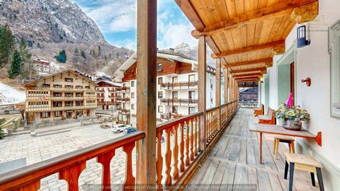 No coração de Alagna Valsesia, um apartamento está à venda em um edifício de prestígio. O edifício recém-construído reflete externamente a estrutura de uma cabana na montanha. Está localizado na central Piazza Regina Margherita. Além disso, o edifíci...