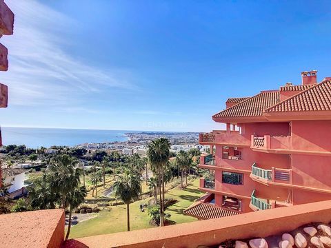 Penthouse for sale in the most luxurious urbanization in Benalmadena. Maginifico duplex penthouse, 3 bedrooms and 3 bathrooms. 2 bedrooms on the top floor both en suite, the master bedroom has a dressing room seating area and sea views. On the main f...