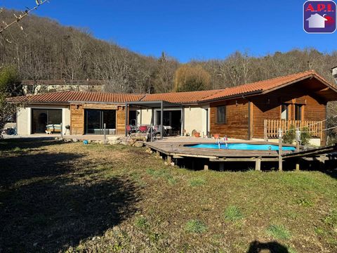 FAVORIET Prachtig architectonisch huis in de stad Arabaux. Een klein hoekje van het paradijs op een paar minuten van Foix. Gebouwd in 2012, kunt u genieten van de prachtige ligging en het open uitzicht. Grote woonkamer met open keuken, drie slaapkame...