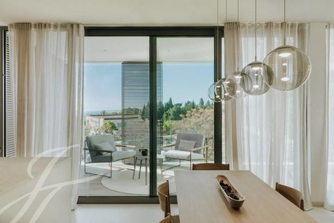 The 23 high-quality flats in the Mar Adalt apartment building are characterised by their modern, open-plan layout. Great emphasis was placed on the connection between inside and outside. The flats have spacious terraces, the penthouses have accessibl...