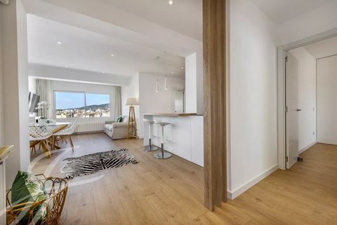 Bright penthouse recently renovated with spectacular views of Palma. Very cozy and with 2 large terraces to enjoy sun or shade at any time of day. Of very modern and comfortable design, it offers two bedrooms, an open space kitchen and living room ve...