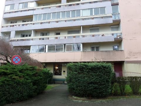 APARTMENT 122 M² 4 BEDROOMS TO SEIZE: Apartment of 122 m² to renovate, located on the 8th floor of a 15-storey building rue de Zaporogie, close to all amenities, composed as follows: entrance with large cupboards, living room, integrated kitchen open...