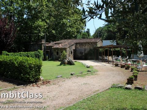 In the charming village of Sant Iscle de Vallalta, is this beautiful House of natural stone on two floors, with all the beauty of the constructions rustic period. Formerly a mill for grain, from the 18th century, completely restored in 1989, now perf...