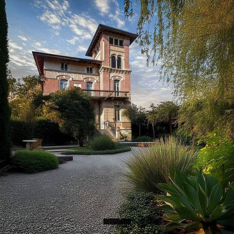 This splendid historic villa represents a perfect combination of the charm of the past and the functionality of the present. With a total surface area of 480 square meters, distributed over three floors plus a charming turret, and an annex of approxi...