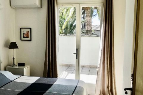 Questa affascinante villa a 4 stelle offre il rifugio perfetto per una vacanza in famiglia, situata a soli 20 metri dalla spiaggia in un dominio privato e sereno. Può ospitare fino a sei persone, la villa dispone di tre camere da letto: una con letti...