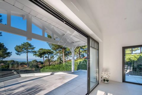 Entdecken Sie dieses außergewöhnliche Haus von etwa 240 m², eingebettet in der begehrten Gegend von Pyla-sur-Mer. Mit seinen 5 Schlafzimmern, von denen jedes über ein eigenes Badezimmer verfügt, vereint dieses Anwesen Komfort und Eleganz. Genießen Si...