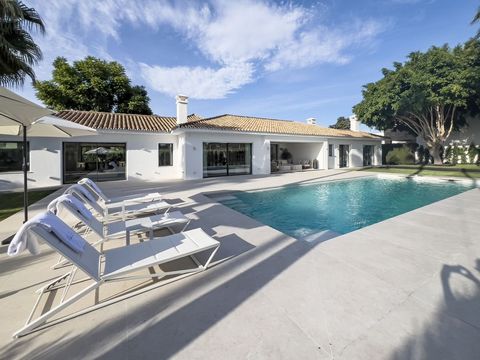 EXCLUSIVE LISTING. Marbella. Contemporary 310 m2 villa on the front line of a prestigious golf course. Sold turnkey furnished, it offers 4 en-suite bedrooms, an elegant swimming pool, a wooded garden and luxury finishes. The two wings of the house, w...