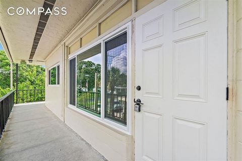 Una o más fotos han sido escenificadas virtualmente. CLEARVIEW CONDO 55+ EN VENTA, ST. PETERSBURG, FLORIDA ¡Bienvenido a casa a su oasis perfecto de Florida! ¿Está buscando un estilo de vida asequible y sin mantenimiento en una encantadora comunidad ...