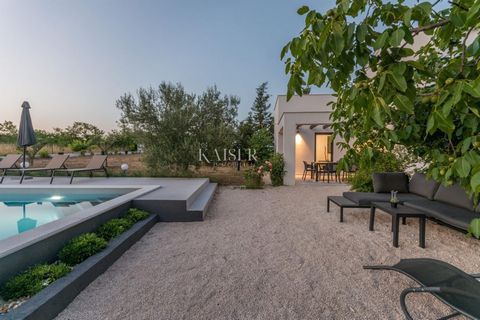 Kaiser Immobilien präsentiert Ihnen eine modern eingerichtete Villa nur wenige Autominuten von Zadar entfernt. Diese wunderschöne Villa erstreckt sich über eine Fläche von 190 m² auf einem beeindruckenden 2000 m² großen Grundstück, mit der Option, we...