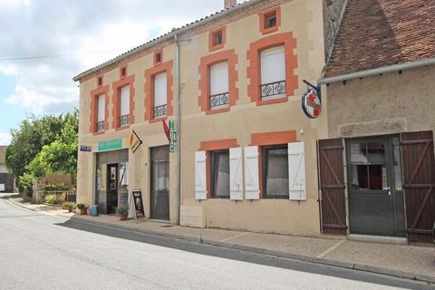 Nel cuore del villaggio e nel cuore del villaggio. al piano del piccolo bar-ristorante comune (pasti da asporto), l'appartamento completamente ristrutturato è accessibile tramite la terrazza del ristorante e una scala esterna indipendente. Stadio cit...