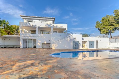 Esta excepcional villa de 7 dormitorios y 6 baños en Jávea combina a la perfección la elegancia contemporánea con el encanto mediterráneo. Situada en la tranquila zona de Tarraula, en Jávea, la propiedad goza de impresionantes vistas al Montgó y al m...