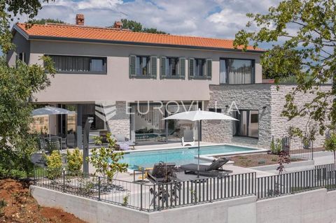 This elegant NKP 190 m2 villa is located in the immediate vicinity of Poreč, surrounded by beautiful and well-kept villas, on a green and meticulously landscaped garden of 550 m2. On the ground floor of the villa there is a large bright living room a...