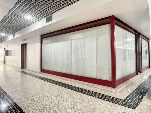 Excellent opportunity to acquire this commercial establishment with a surface area of 49.80m2, located in the Varandas Building in Nazaré, seafront. The fraction is located in a shopping center that gives access to two streets. This is an excellent o...