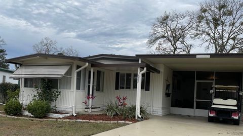 Charmante maison de villégiature de 2 chambres et 2 salles de bain à Rolling Greens Village Découvrez ce bijou ENTIÈREMENT meublé de 2 chambres, 2 salles de bain, 1 092 pieds carrés, niché en privé dans le prestigieux Rolling Greens Village, une comm...