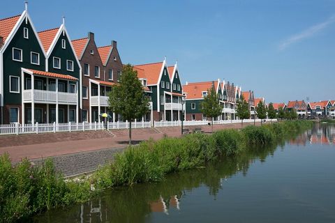 Deze gerestylede woning ligt op Marinapark Volendam en kijkt aan de voorkant uit over het water. De woning beslaat twee etages. Op de begane grond vindt u er een woonkamer met TV en een open keuken met onder andere een afwasmachine en magnetron. Er i...