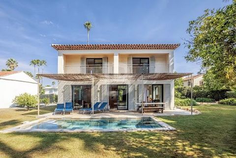 Discover this superb new Provencal house, ideally located just 50 meters from the sea, to the west of Cap d'Antibes. Nestling on a flat plot of around 914 m², this modern villa of around 169 m² offers exceptional living space. The ground floor compri...