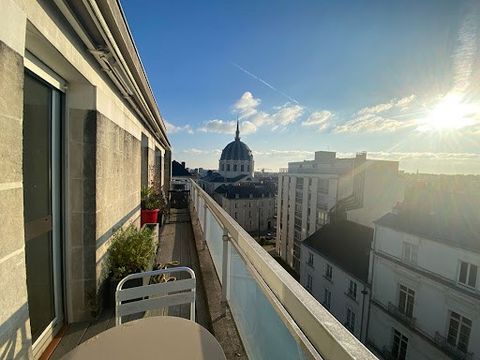 Just steps away from Place du Sanitat, on rue Arsène Leloup, in a quiet rooftop setting, is a spacious apartment plus studio. The entire space has been renovated, occupies the entire top floor, and is accessible by elevator. The studio consists of an...