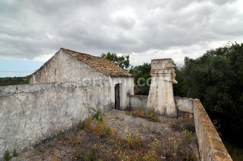 Prachtig pand in het hart van de Barrocal Algarve. De bestaande bouwoppervlakte is 87 m2 en bestaat uit een woonhuis, diverse bijgebouwen en een perceel van 7000 m2. Maakt 250m2 gelijkvloerse constructie, eerste verdieping en zwembad en kelder mogeli...