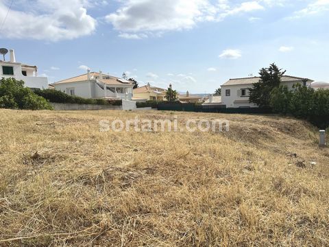 Plot of land with 287m2 in Montenegro, located in a very quiet area close to the beach in Faro and the Airport. Possibility of building a house with a basement and two floors, with a total area up to 181m2, with or without swimming pool. The capital ...