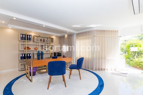 Fantastisches Büro in Quinta do Lago! Bestehend aus zwei Etagen und einem Innenhof. Es befindet sich im ersten Stock und verfügt über eine Rezeption und einen verglasten Tagungsraum. Im zweiten Stock befinden sich zwei geräumige Tagungsräume, beide m...