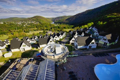 Diese großzügigen, Maisonnettes liegen im schön gelegenen Resort Eifeler Tor. Sie erreichen den Eingang Ihrer Ferienwohnung einfach mit dem Aufzug oder über die Treppe. Die große Maisonette umfasst zwei Etagen. Im Erdgeschoss (von Ihrem Eingang geshe...