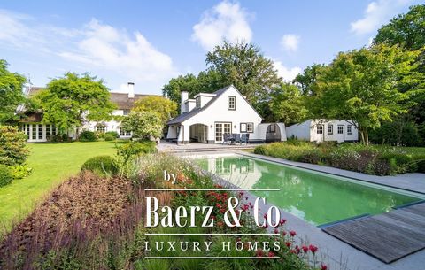 Rarely does such a magnificent residence come up for sale! Living with grandeur. Very beautiful and imposing thatched country house in English style, with guest house, veranda, spa, outdoor pool and double garage. The attractive country house 'de Bro...