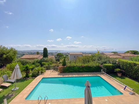 In a gated domain, superb detached villa with panoramic sea view of the Cap d'Antibes. This elevated 232.96 m2 villa includes on the ground floor: a 45 m2 living room, a fitted kitchen, a bedroom, a dressing room and a bathroom. On the 1st floor: 2 b...