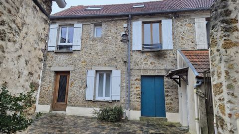 A VOIR RAPIDEMENT Appartement duplex de 45 m2 habitable au 1er étage en centre ville de Chevreuse, comprenant une pièce principale avec cuisine ouverte entirèrement équipée et aménagée, une chambre avec SdE et wc. A l'étage, une pièce mansardée faisa...