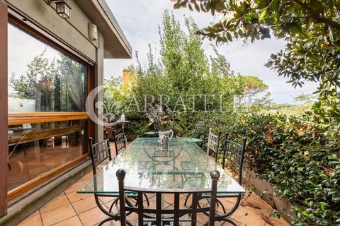 Villa individuelle dans la Via della Camilluccia Découvrez cette splendide villa individuelle à vendre située dans l’un des quartiers les plus fascinants de la Via della Camilluccia. Une occasion unique de vivre dans un cadre élégant et paisible. Emp...