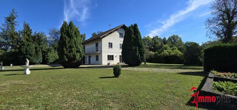 Avis aux amateurs de calme et aux amoureux de la nature. A découvrir, cette belle et grande propriété au calme dans une impasse du village, entourée de nature avec une maison familiale de 143 m2 et combles aménageables sur 33 ares de terrain ; Idéale...