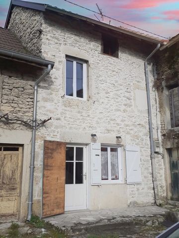 Au seing d'un quartier ancien de maisons en pierres, proche des futurs commerces de Porcieu, venez découvrir cette charmante maison de village d'environ 70 m². Idéale pour un petit pied à terre ou tout simplement votre premier achat, elle ne nécessit...