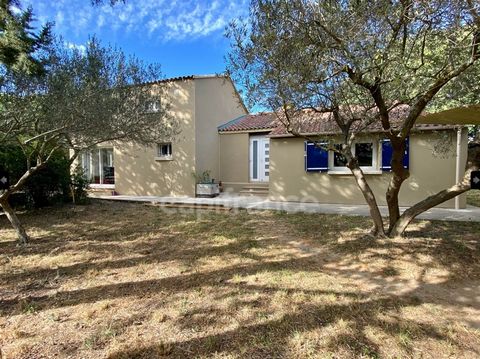 Capifrance Uzès - Loïc Boulogne vous propose à UZES cet ensemble immobilier comprenant deux habitations. Le logement 1, de type 3 et d'une superficie de 74m2, comprend : une entrée, une cuisine aménagée, un salon-salle à manger, un dégagement avec pl...