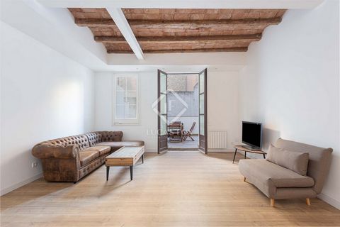 Located on a principal floor of a classical building with a lift, in Eixample Right we find this beautiful two-bedroom, two-bathroom property. Renovated a few years ago, this fully furnished apartment features a spacious living-dining area with an op...