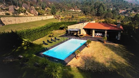 Magnífica Propriedade em Pedra Térrea com Piscina, sala Jogos, campo futebol na zona do Gerês Apresentamos esta deslumbrante casa térrea em pedra, localizada num lote de 2.000m² no cimo do Monte Santa Isabel, numa das regiões mais paradisíacas e tran...