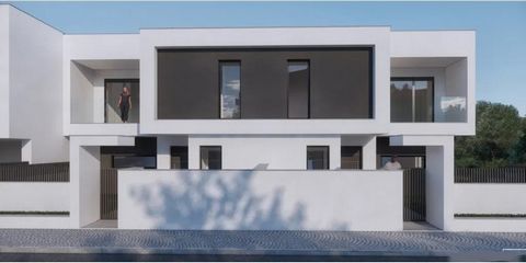 Discover the residence of your dreams, combining tranquility and comfort, just 2 minutes from the beaches of São João da Caparica and 25 minutes from the center of Lisbon. This stunning villa, with 203m² of built area, extends over 3 floors, providin...