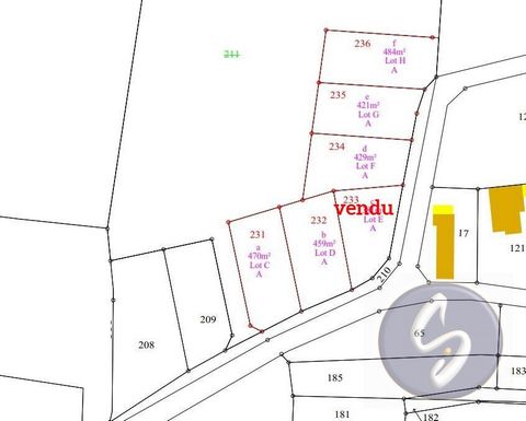 Terreno edificable con servicios de 452 m² en el corazón de la encantadora Le Cours (56230). Ideal para familias con guardería y primaria a 5 min andando. Servicios cercanos con varias tiendas de alimentos generales a 10 minutos en coche. Amantes de ...