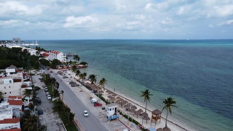 Discover this spectacular two-story home with stunning views of the Caribbean Sea, located in Cancun's vibrant new hotel zone. Completely remodeled, this architectural jewel combines elegance and comfort, just steps from the beautiful promenade that ...