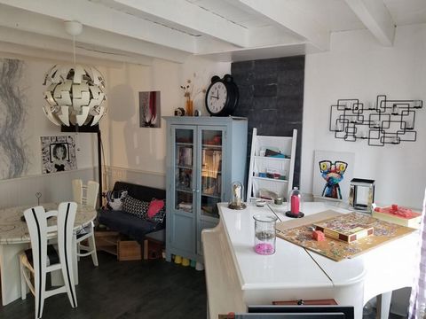 Je vous propose une maison de village toute en pierres, idéalement située entre estuaire de la Gironde et Océan sur la commune de Saint Sauveur Médoc. Elle se compose d'une cuisine, aménagée, d'une salle à manger, d'un salon, WC séparé ainsi que de 3...