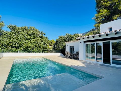 Denia, brandneue Villa in Montgó  Marquesa IV, mit Blick auf den Naturpark Montgo und Panoramablick auf das Meer. Umgeben von Natur und mit der Ruhe, die das Wohngebiet mit Nachbarschaft das ganze Jahr über bietet. 5 Minuten mit dem Auto vom Zentrum ...