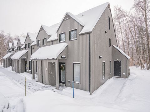 Impeccable maison de ville (copropriété) située dans le populaire Complexe La Faîtière. Unité de coin pour une plus grande luminosité. Pièces réparties sur 3 étages dont une mezzanine offrant la possibilité d'aménager une 3e chambre à coucher. 2 CAC ...