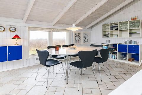 Ferienhaus mit großartiger Panoramaaussicht zur Nordseeküste! Die Einrichtung ist hell und modern, in typisch dänischem Design gestaltet und vermittelt ein wohnliches Ambiente. Die große Fensterfront trägt im Wohnbereich maßgeblich zu viel Helligkeit...