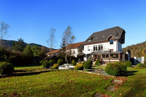 Très bien située en plein cur du village à deux pas de toutes les commodités, vous tomberez vite sous le charme de cette magnifique maison de maitre des années 1920 de près de 300 m2 habitables et de son magnifique jardin avec parc à chevaux de près ...