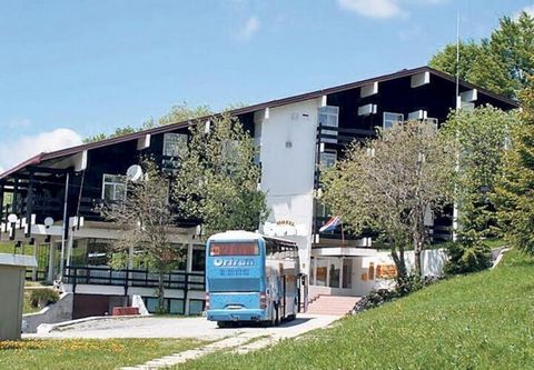 Einzigartige Gelegenheit für Investitionen in die Modernisierung eines bestehenden Hotels in der Bergregion Gorski Kotar zwischen Zagreb und einem Teil Kroatiens am Meer! Das Hotel ist derzeit geschlossen und muss renoviert und renoviert werden. Es i...