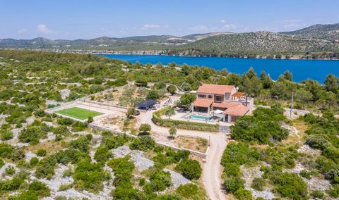 Remise ! L'ancien prix est de 1 590 000 euros, le nouveau prix est de 1 390 000 euros ! Une belle villa méditerranéenne en pierre sur deux étages est à vendre, située dans la région de Šibenik, entourée d'une nature vierge et de deux parcs nationaux,...