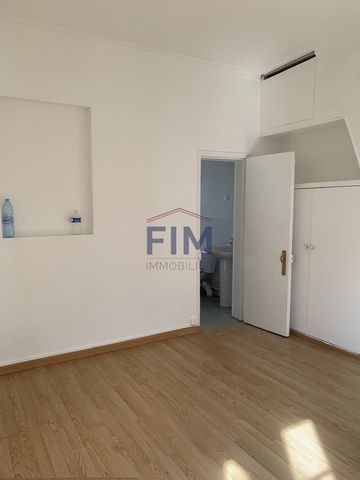 Un plateau de type F3 à rénover comprenant : 3 pièces, salle de bains avec wc Dans une copropriété en cours de constitution avec 6 lots. Logement à consommation énergétique excessive : Classe F Les informations sur les risques auxquels ce bien est ex...